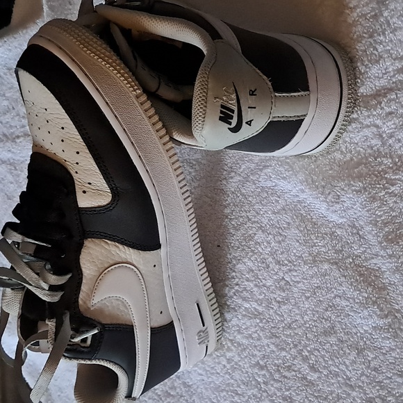 Nike air force 1s. low, 2tone black and cream with white sole. men size 9 - Picture 3 of 3